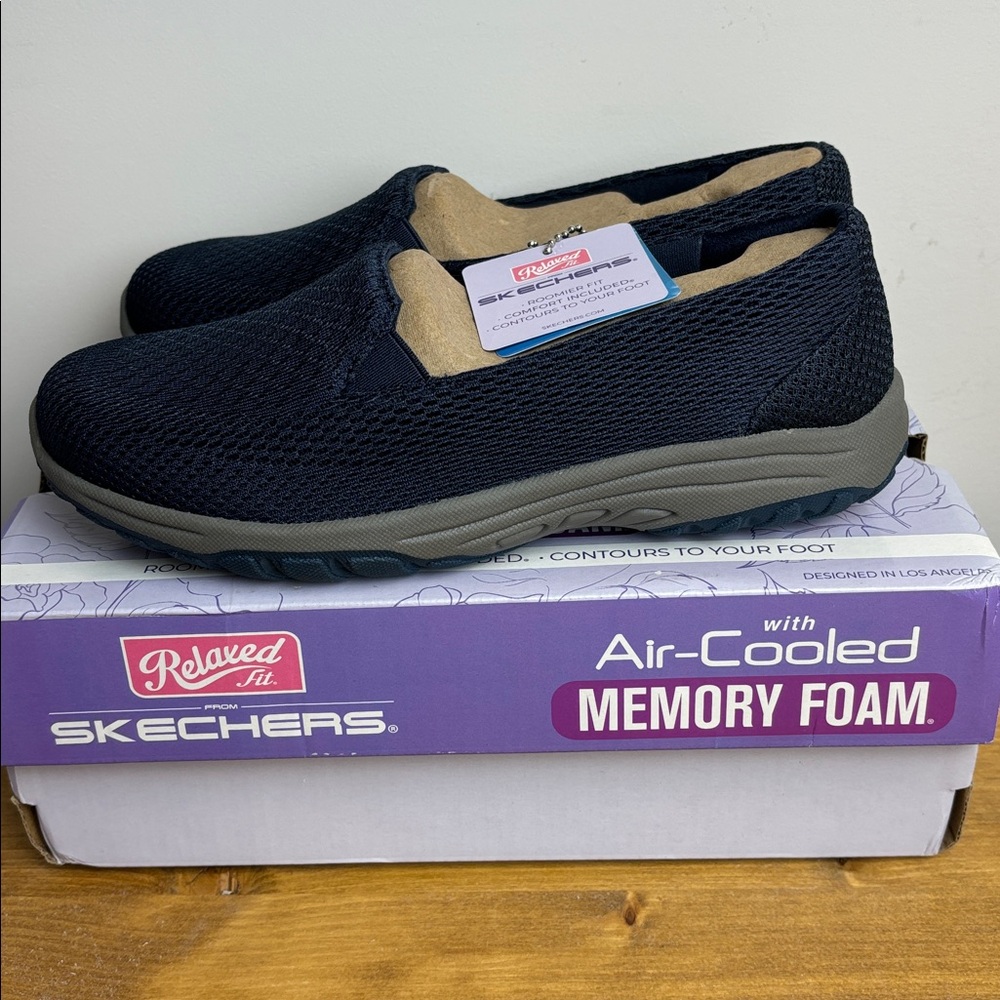 Skechers Dark Blue Relaxed Fit Knit Memory Foam air cooled Sz 5 Wider Fit
